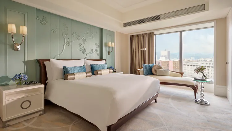 台北文華東方酒店的歐式建築美學令人彷若置身歐洲，雍容典雅的套房設計更深受國際名人及政商名流的青睞。台北文華東方酒店提供