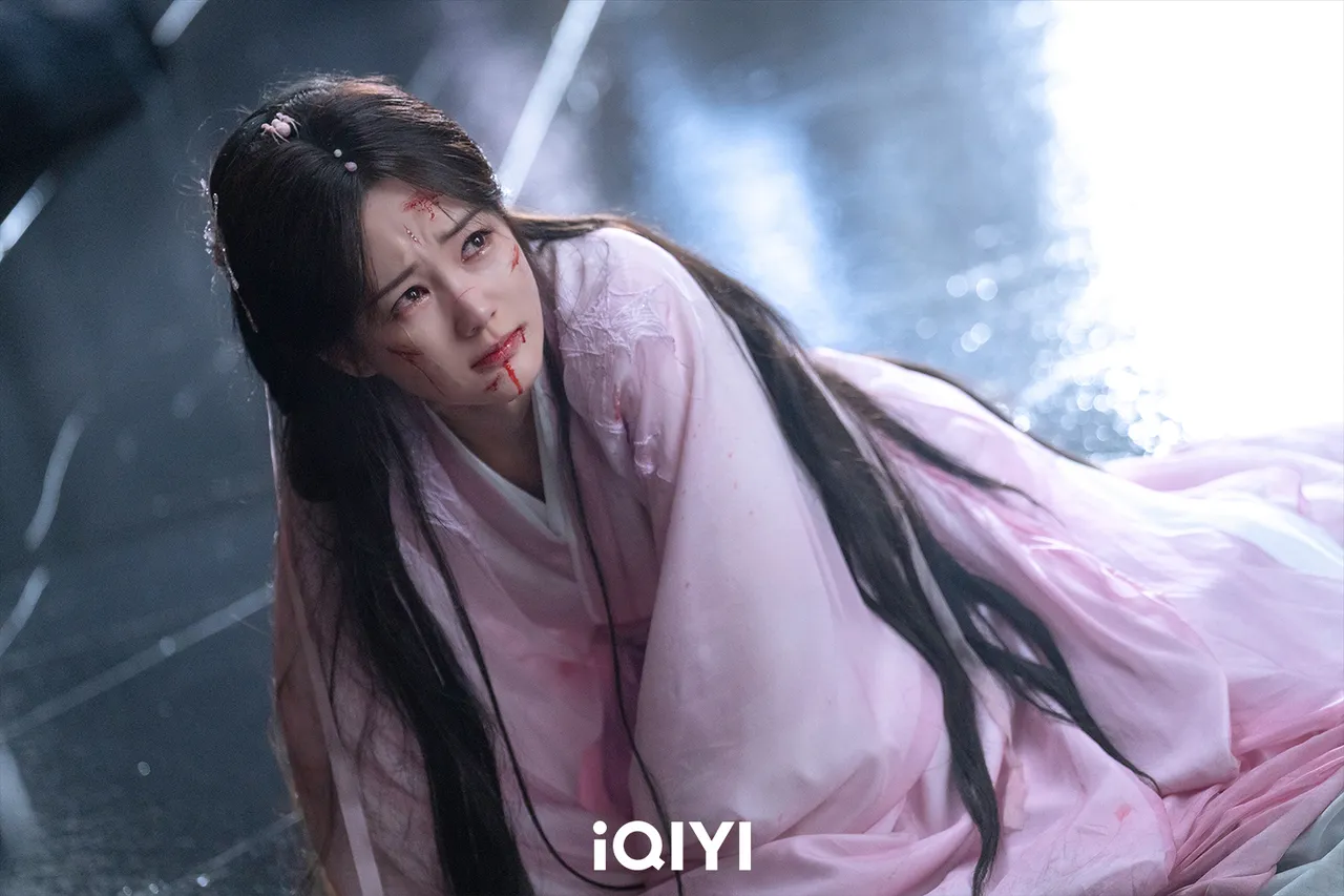 李一桐戏里吃尽苦头。iQIYI爱奇艺国际版提供