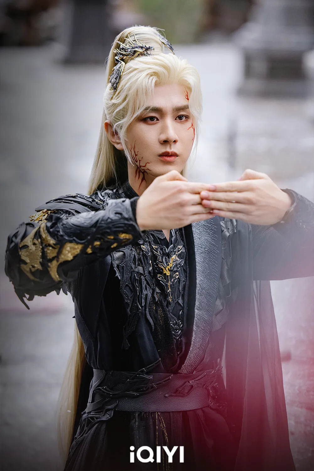 成毅饰演王权富贵,为救清瞳经历万箭穿心一瞬变白发。iQIYI爱奇艺国际版提供