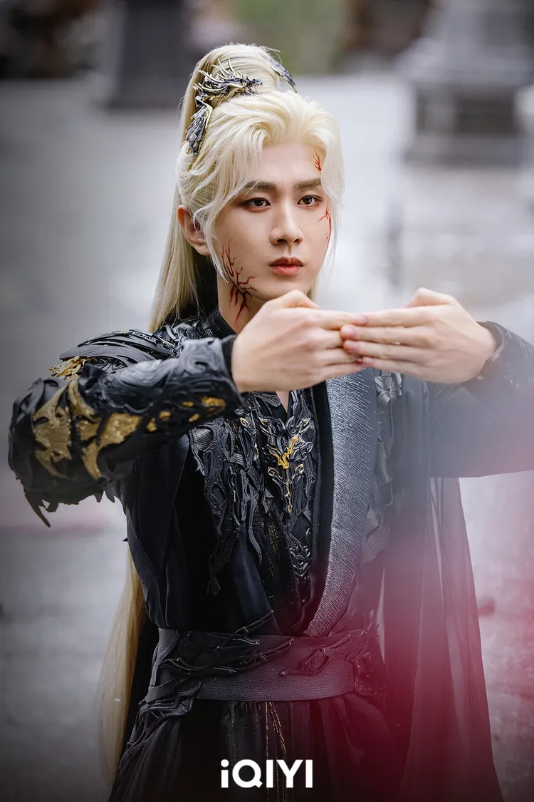 成毅飾演王權富貴，為救清瞳經歷萬箭穿心一瞬變白髮。iQIYI愛奇藝國際版提供