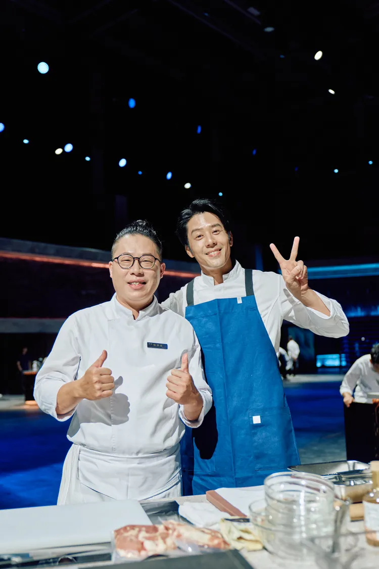 主廚Will高郁晧（左）向胡宇威大打「舊情誼」牌。華視提供