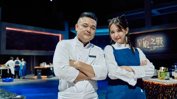 主厨陈勇孝（左）、安心亚分别担任2队队长，竞争激烈。华视提供