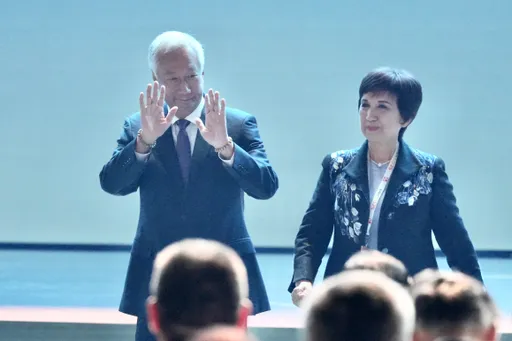 鴻海科技日「特別嘉賓」登場！郭台銘一頭白髮現身　現場熱烈掌聲回應