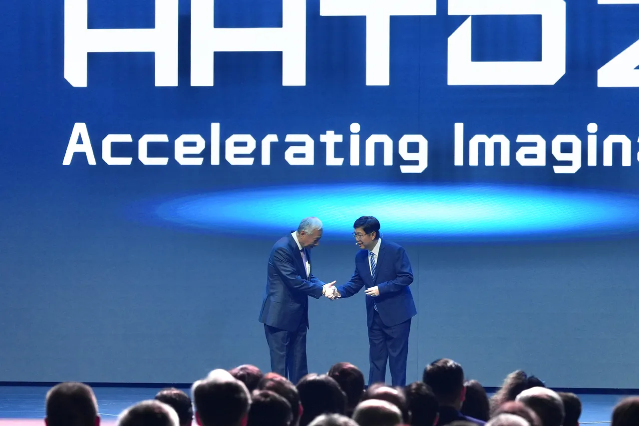 鴻海董事長劉揚偉（右）與創辦人郭台銘（左）握手致意。彭欣偉攝