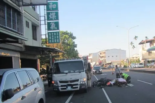 瓦斯行貨車停路邊　機車騎士猛撞倒地　頭部重創送醫不治