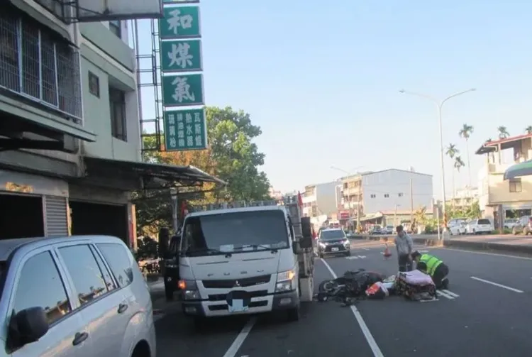 林男騎車行經瓦斯行時，疑似未注意前方佔用機慢車道的貨車，直接撞上，頭部重創送醫不治。翻攝照片