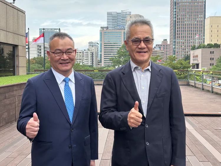 颖崴全球业务营运中心执行副总陈绍焜（左）与董事长王嘉煌（右）。吕承哲摄