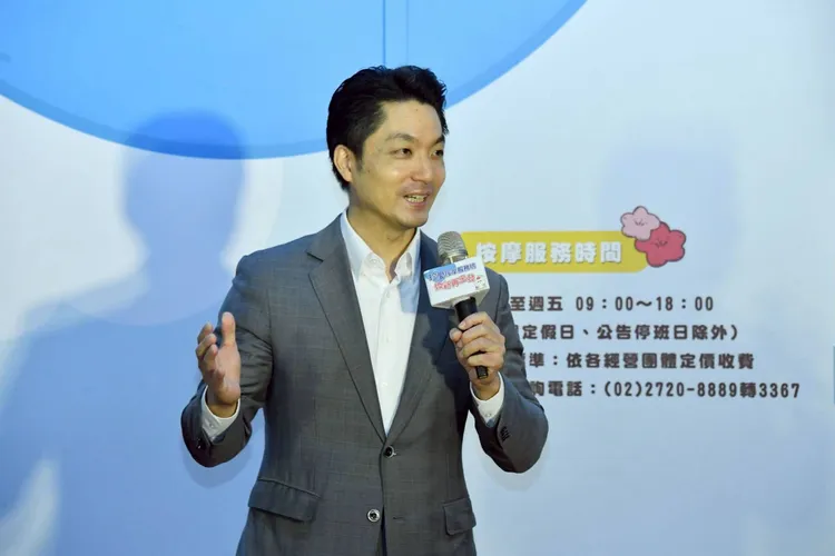 蔣萬安出席珍愛按摩服務坊開幕活動前受訪回應輝達台灣總部相關問題。北市府提供