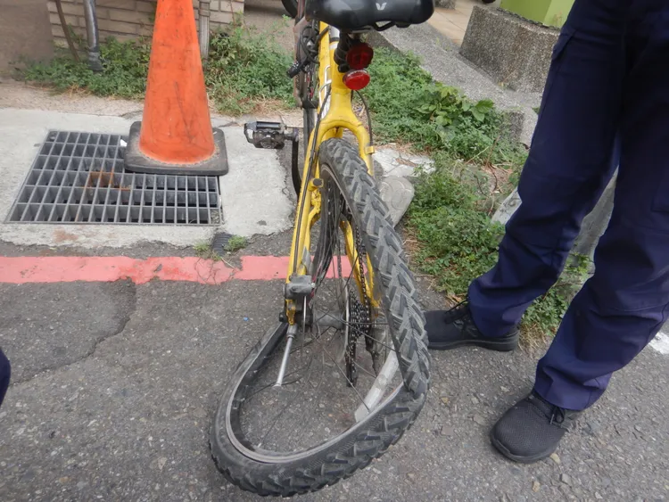 張姓老翁的腳踏車被撞到輪框變形。民眾提供