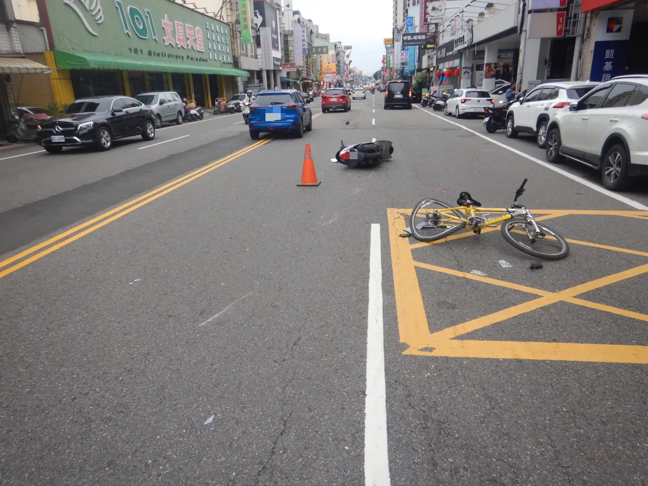 脚踏车突切进内侧车道遭同向机车撞翻。民众提供