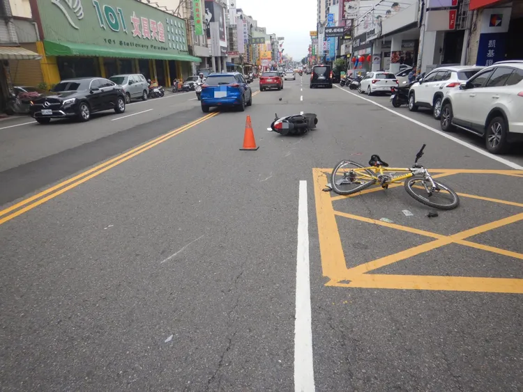 腳踏車突切進內側車道遭同向機車撞翻。民眾提供