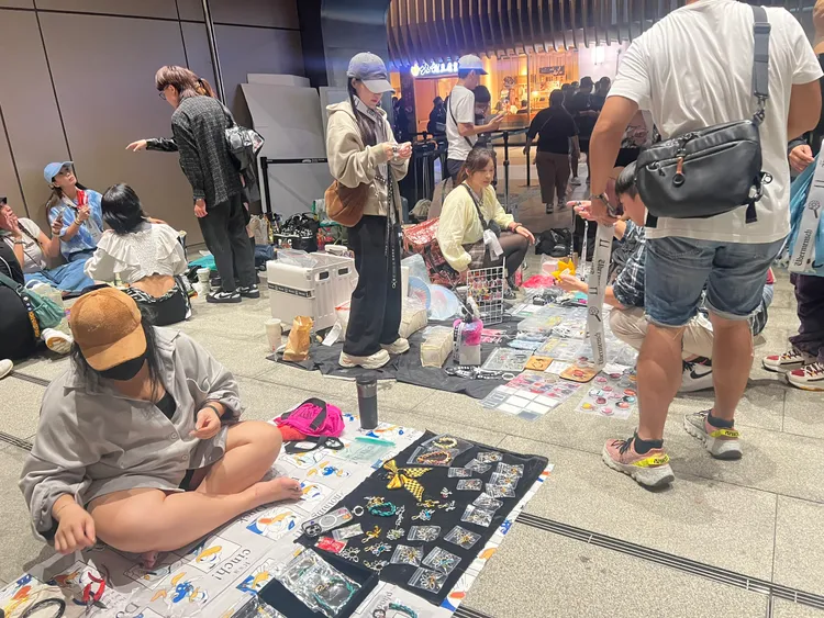 大巨蛋場外有不少粉絲擺攤交換自製應援品。陳薇安攝