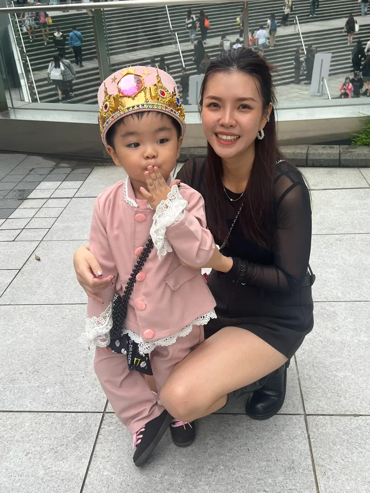 軒軒（右）把2歲兒子卓卓扮成GD登上MAMA大獎演唱《POWER》的粉色套裝。陳薇安攝