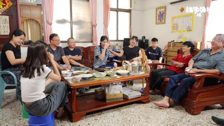 李千娜(中)談起曾是921地震災民經歷忍不住鼻酸。公視提供