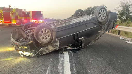 自小客自撞国道护栏！后车急煞遭追撞　造成1死5伤