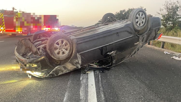 自小客自撞國道護欄!後車急煞遭追撞 造成1死5傷