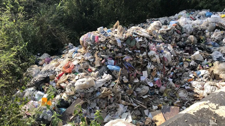 月世界被傾倒數十公噸廢棄物，慘成「垃圾山」。南市環保局提供