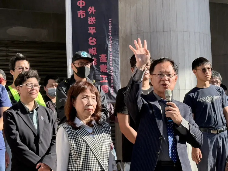 民众党立委陈昭姿、张启楷。翻摄自陈昭姿脸书