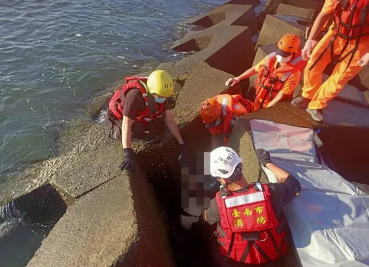 南区二仁溪发现一具男性浮尸,消防与岸巡人员将其打捞上岸,厘清死因并追查身分。翻摄照片