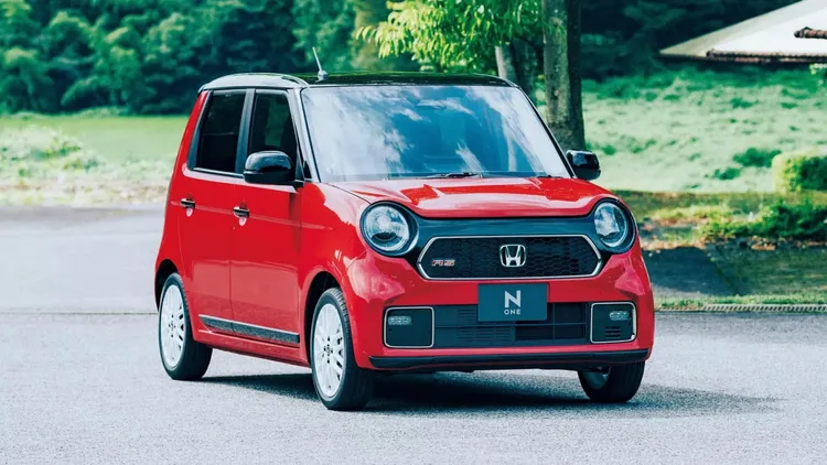 Honda特别为小改款N-One RS车型导入专属白色轮圈，呼应早年品牌性能小车的经典元素，搭配方正复古的车体比例，让N-One RS显得更具玩味气息。原厂照片