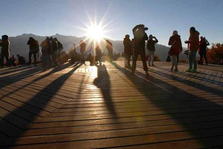 12/20清晨5點至7點阿里山祝山觀日平台與媽祖一起迎曙光祈願保平安，入住阿里山賓館，可就近到祝山觀日平台與媽祖共同祈福納祥。阿里山賓館提供