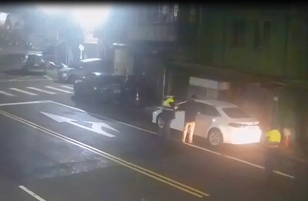 警方调查完毕后随即让王男离开。翻摄照片