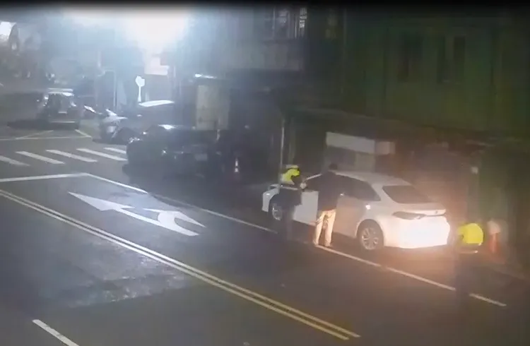 警方調查完畢後隨即讓王男離開。翻攝照片