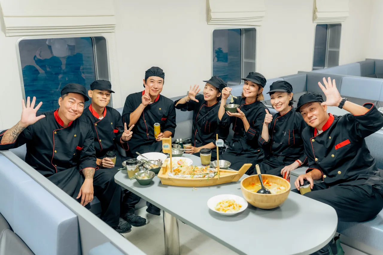 郭泓志（左起）、阿倉、陳鴻、吳映潔、莎莎、寶媽、姚元浩在澎湖輪上挑戰百人盛宴。好看娛樂提提供