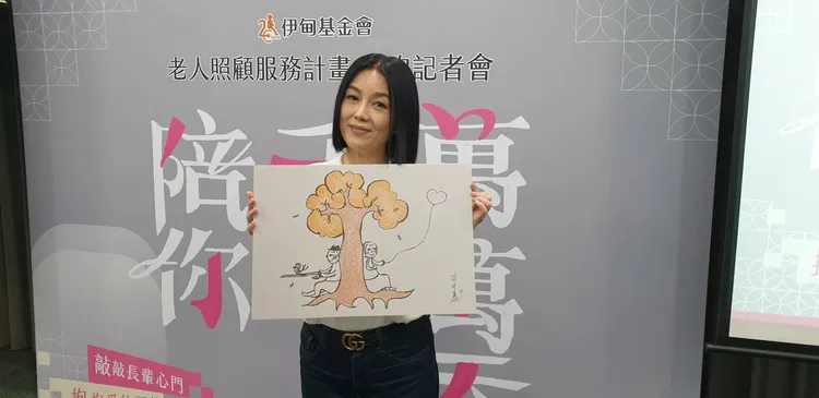 苗可丽今天带著自己画的插画出席公益活动。张瑞振摄