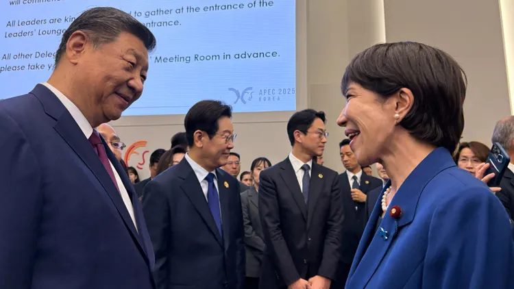 图为高市早苗（前排右）与中国国家主席习近平（前排左）日前出席APEC时谈话。翻摄自高市早苗X