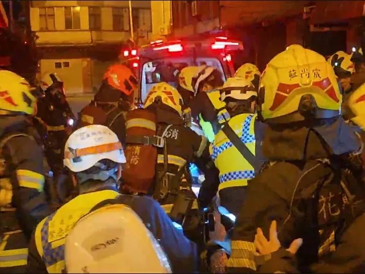 警消救出4名住戶送醫急救。翻攝畫面