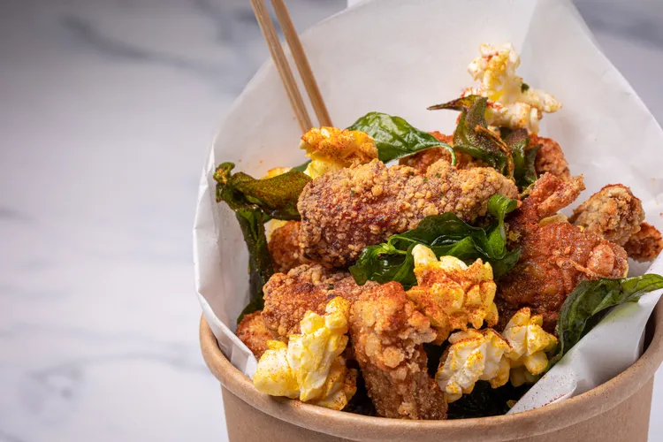 女網友鹹酥雞買365元被男友罵拜金，引起話題後有店家推出時事套餐，標榜一定讓你吃不完。示意圖／業者提供