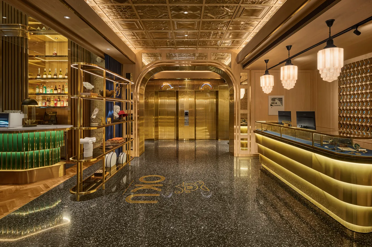 OKU HOTEL前台金碧辉煌饶富摩登复古美意。业者提供