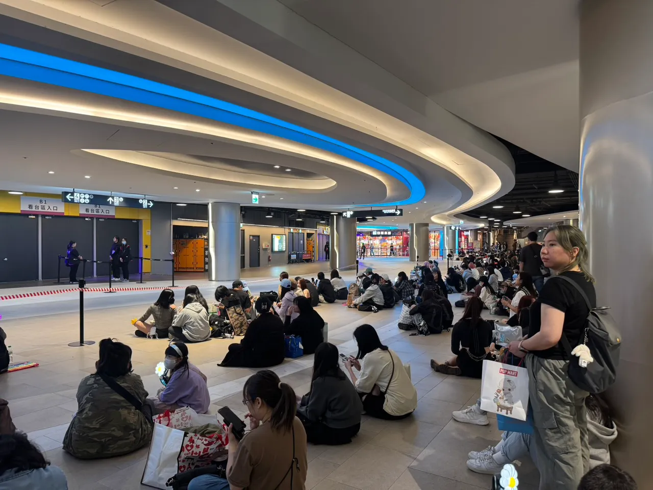 GD攻蛋首日,场外大批歌迷在漏音区感受现场氛围,幸运粉丝被选上邀请入内听演唱会。张彩茜摄