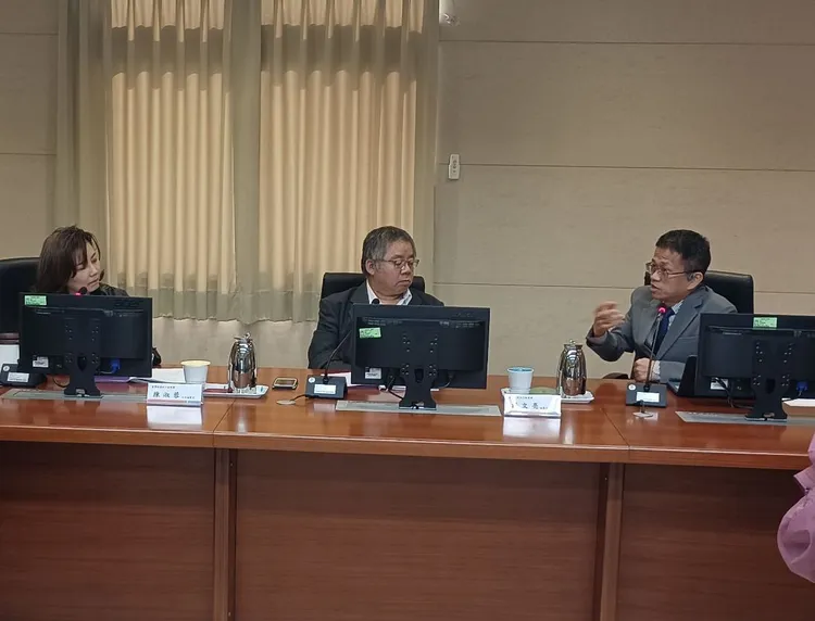 桃園療養院吳坤鴻主任(右)分享專業意見。桃園地檢署提供