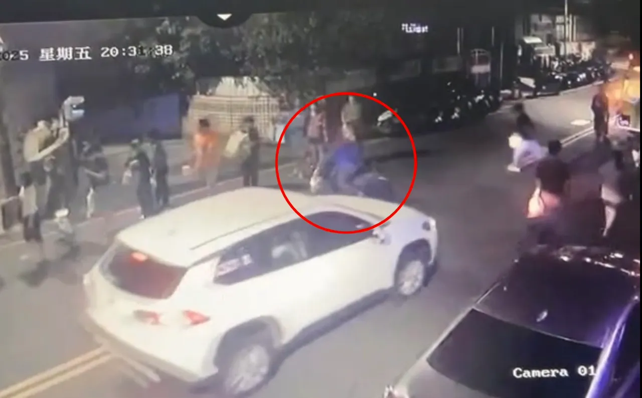 林彦池于路中因会车而停车，却疑似不胜酒力而重心不稳，连人带车摔倒受伤。翻摄画面