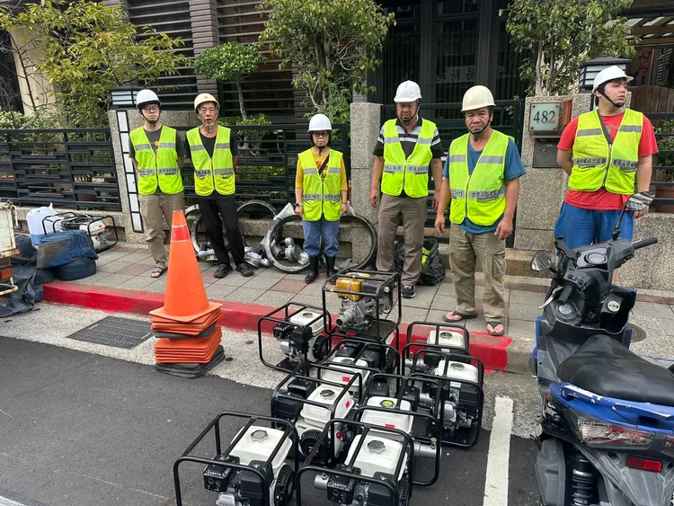 北市派出「4英吋移動式抽水機」支援宜蘭，第一線執行排水作業。北市府提供