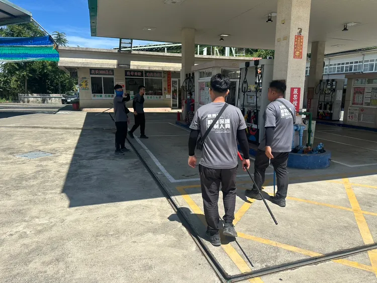 婦人長期餵養犬群致社區不安，遭嘉畜所開罰8. 6萬，還提告妨礙公務。翻攝畫面