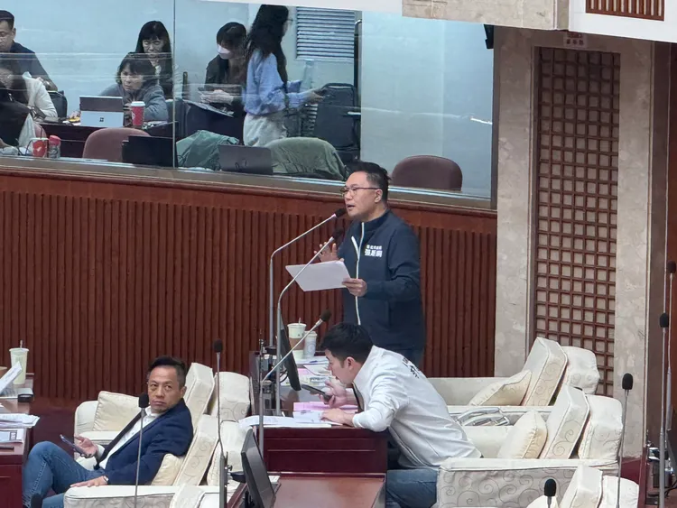 張斯綱在議會質詢北士科後續招商方向。張綵茜攝