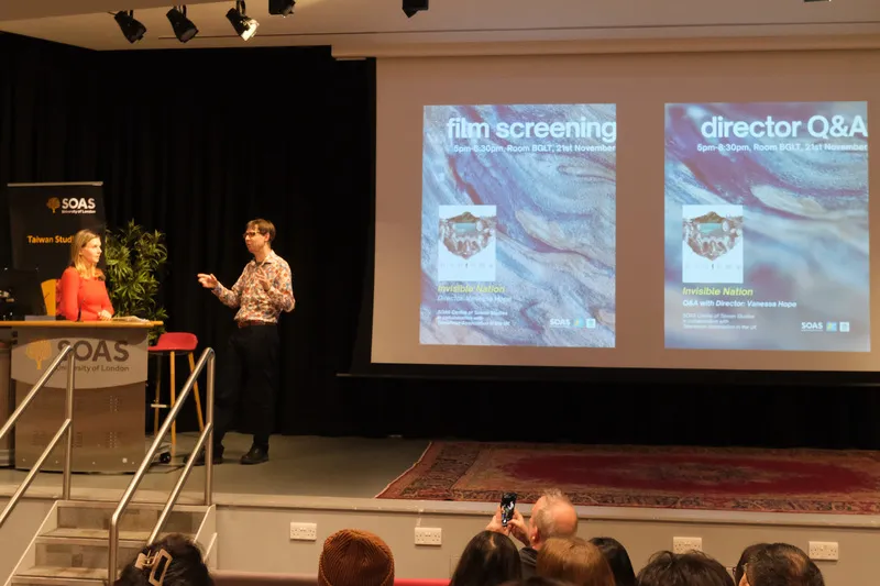紀錄片「看不見的國家」近日在倫敦大學亞非學院（SOAS）放映，美國籍導演葛靜文（左）親臨與觀眾映後座談，由SOAS台灣研究中心主任羅達菲（右）主持、引言。（SOAS提供） 中央社