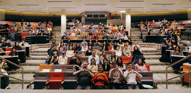 紀錄片「看不見的國家」近日在倫敦大學亞非學院（SOAS）放映，可容納300人的場地幾乎滿座，導演葛靜文（前左2）和影片製作人泰德霍普（前左1）出席。（SOAS提供） 中央社