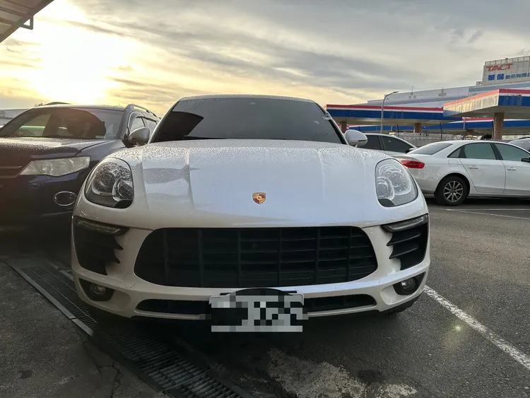 詐團讓謝婦搭乘白色保時捷凱燕休旅車離開機場。翻攝畫面