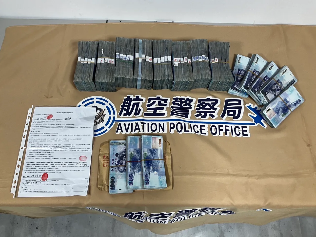 警方查扣現金476萬元。翻攝畫面