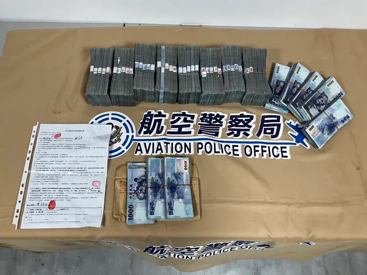 警方查扣現金476萬元。翻攝畫面