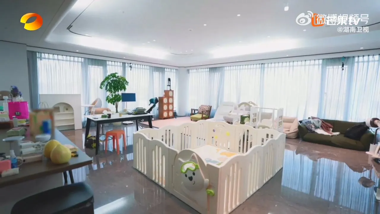 《乱室英雄》节目到欧阳妮妮家拍摄，客厅目测至少有30坪。翻摄湖南卫视微博