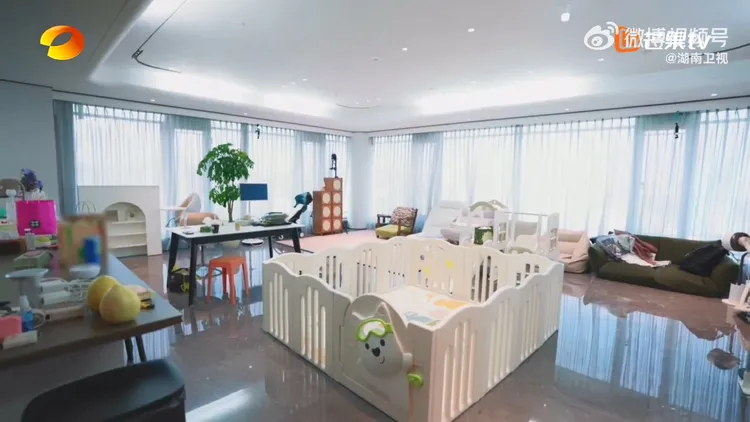 《亂室英雄》節目到歐陽妮妮家拍攝，客廳目測至少有30坪。翻攝湖南衛視微博