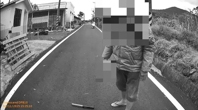 游姓通缉犯持刀攻击员警后逃逸。翻摄画面