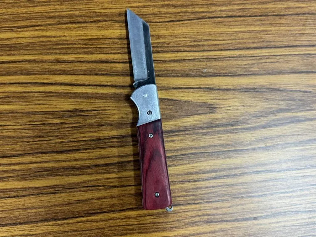 警方查扣游嫌持有小刀一把。警方提供