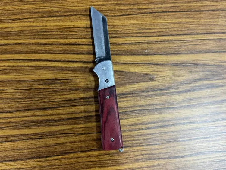 警方查扣游嫌持有小刀一把。警方提供