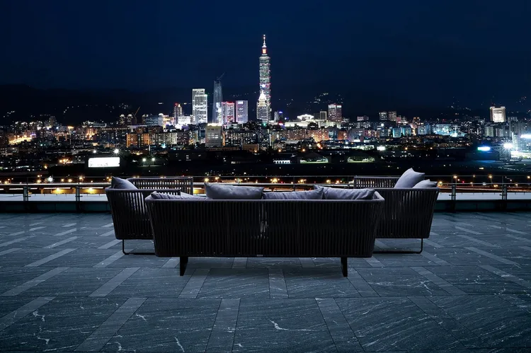 台北萬豪20樓人氣高空景觀餐廳INGE’S Bar&Grill擁有270度環景視角，可以欣賞到台北101、松山機場飛機起降等絕美夜景。業者提供